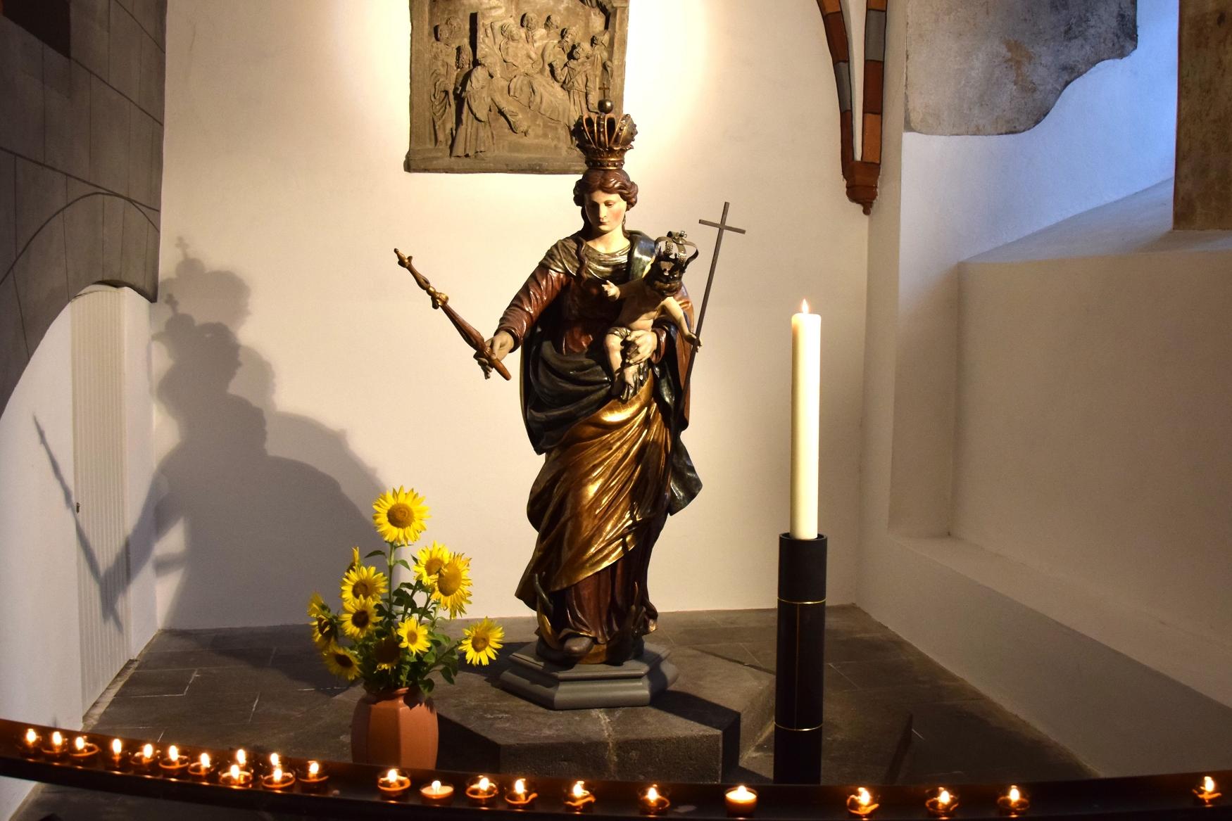 Statue der Gottesmutter Maria im Mariendom