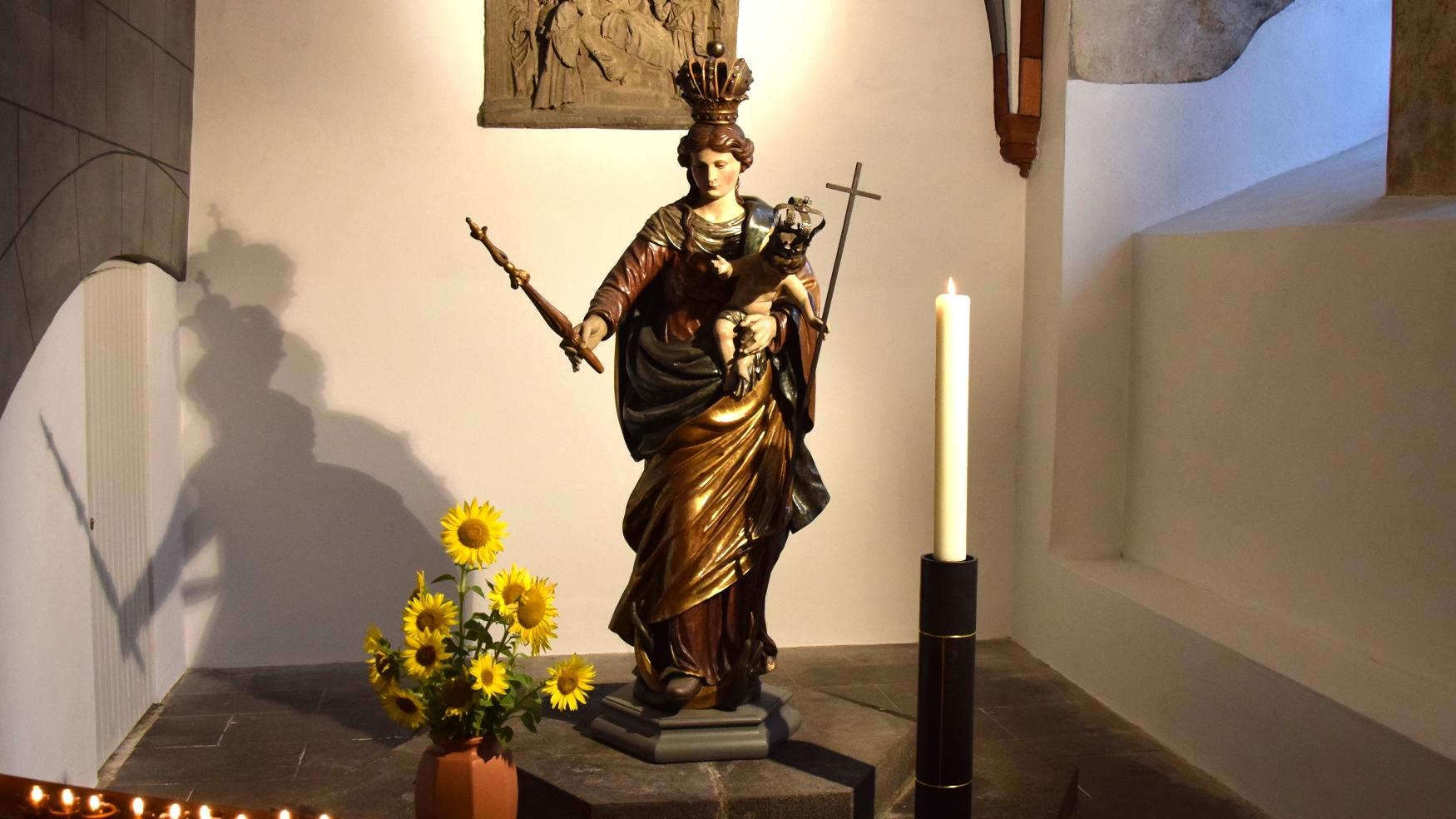 Statue der Gottesmutter Maria im Mariendom