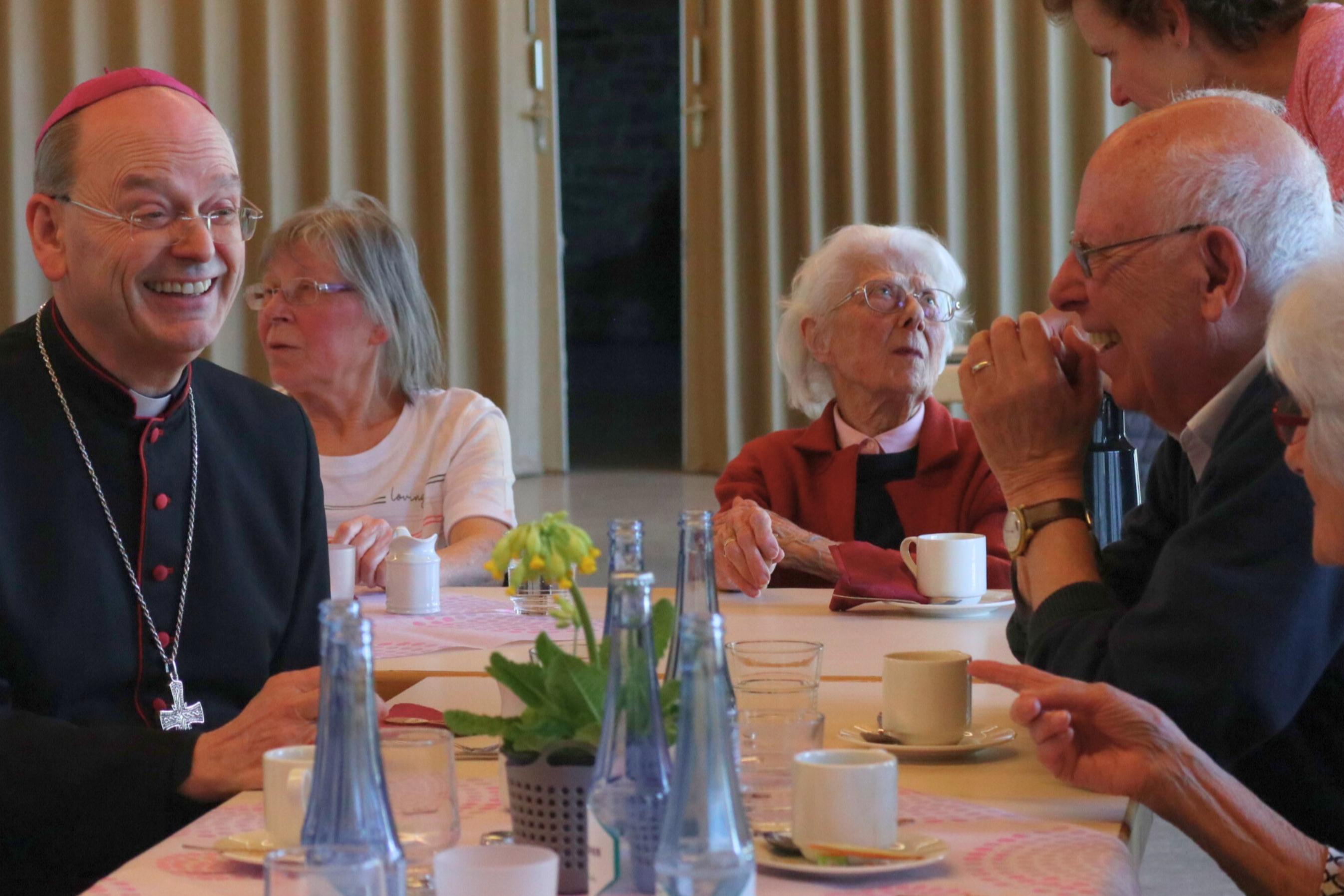Weihbischof Brahm nutzte die Gelegenheit, beim Mittagstisch mit den Seniorinnen und Senioren in Kontakt zu kommen.
