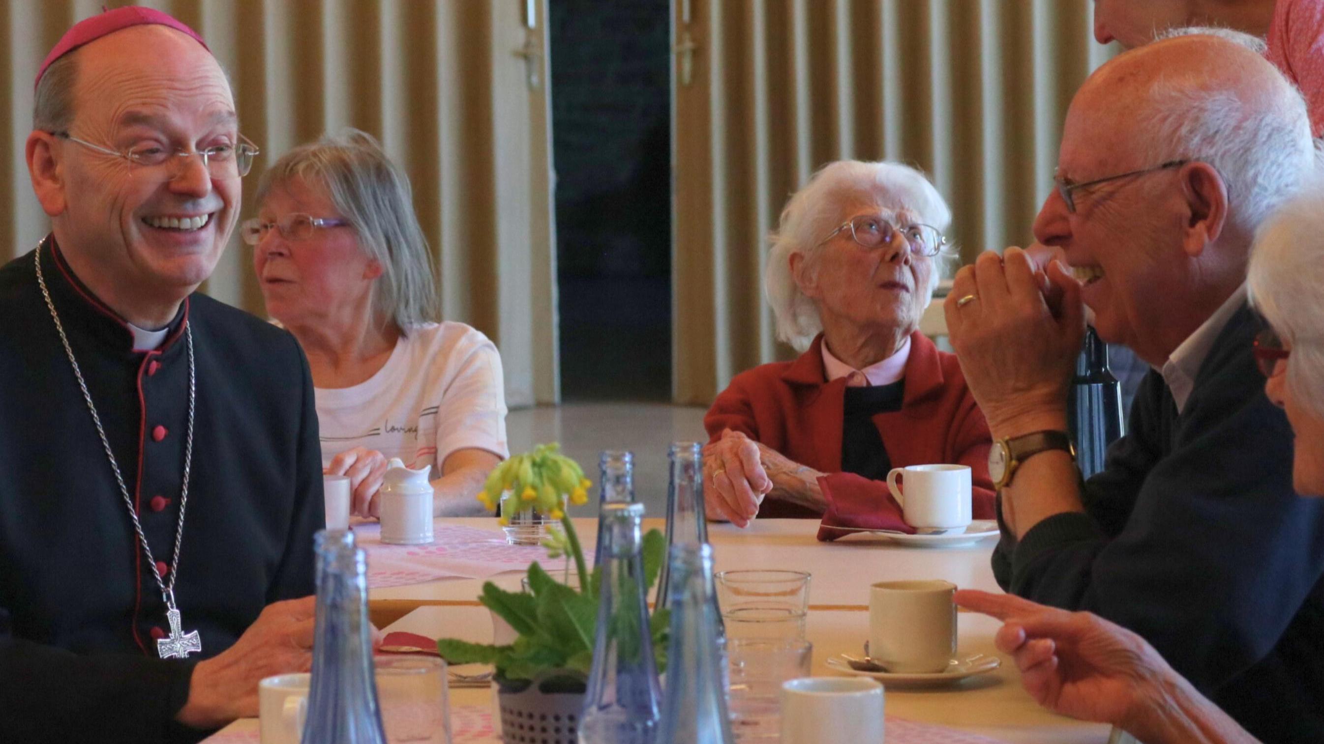 Weihbischof Brahm nutzte die Gelegenheit, beim Mittagstisch mit den Seniorinnen und Senioren in Kontakt zu kommen.