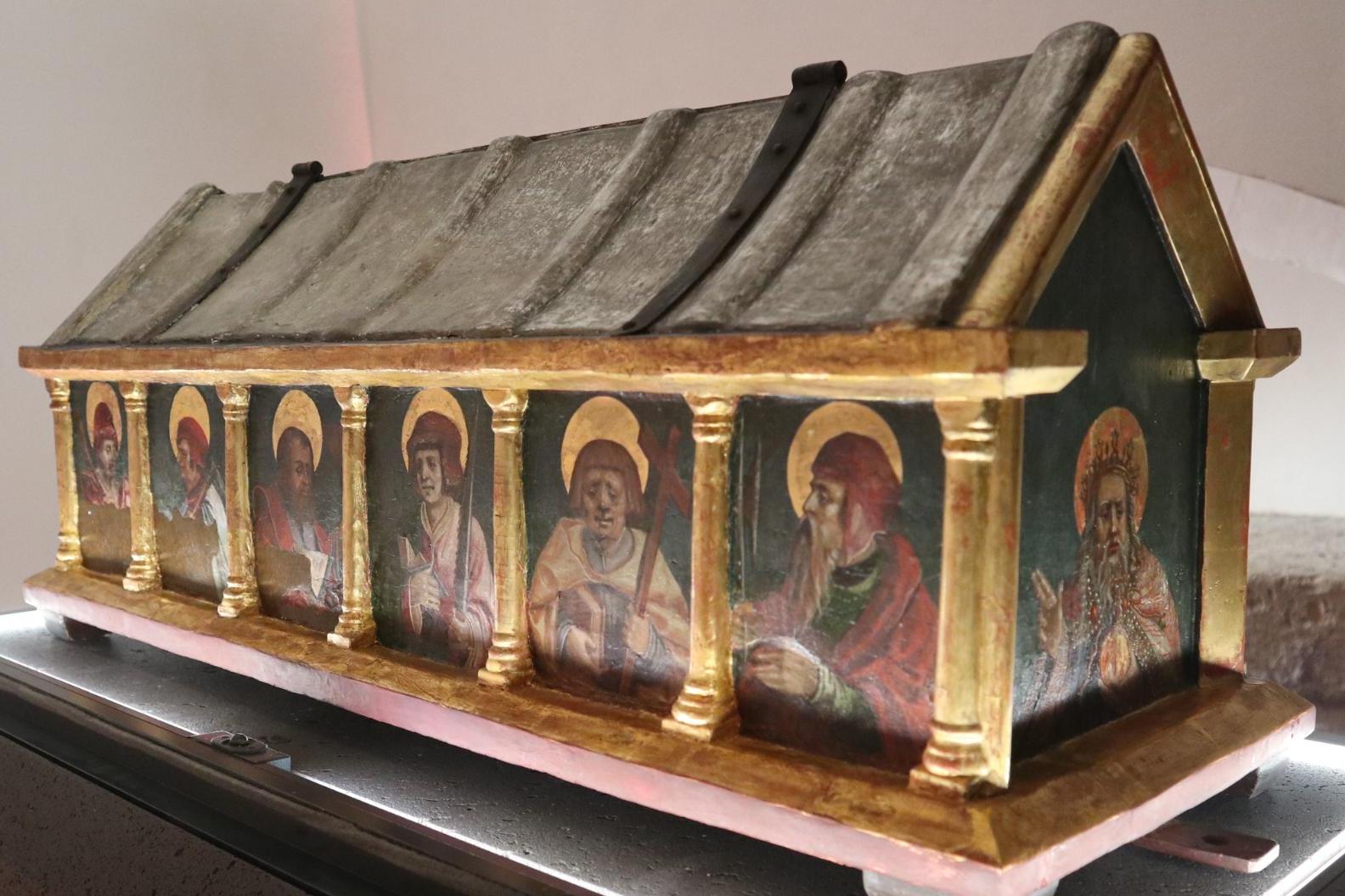 Der gotische Reliquienschrein wurde restauriert und nun in der modernen Matthiaskapelle im Andernacher Mariendom aufgestellt.