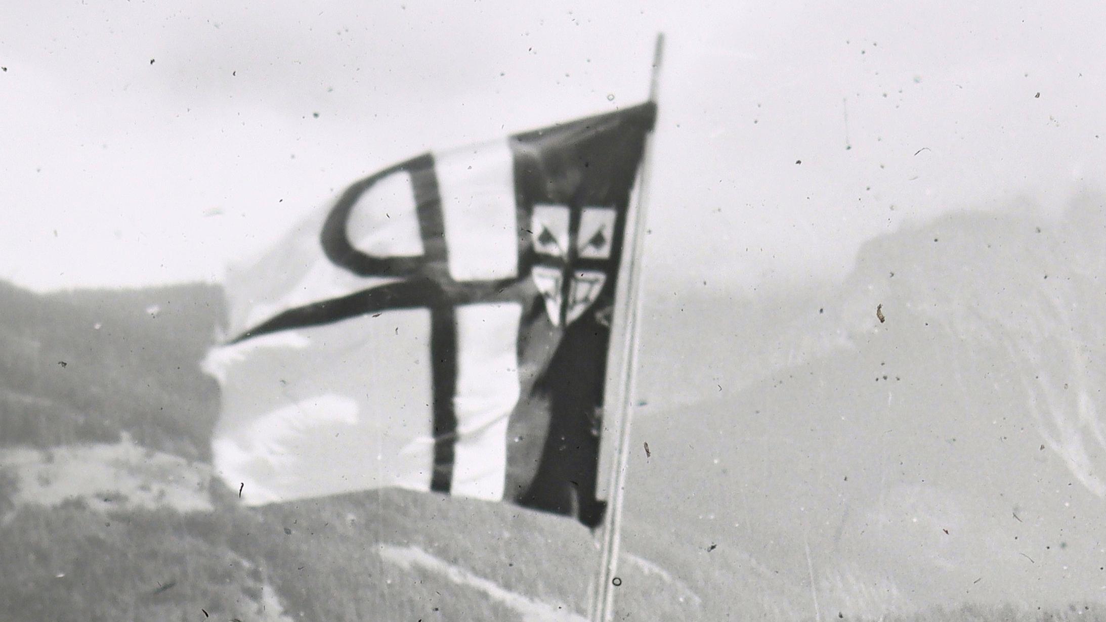Das alte Banner der Pfarrjugend Maria Himmelfahrt wehte schon in den 1950er-Jahren über den Zeltlagern, hier 1953 in Matrei/Tirol. Foto: H. Rumpf