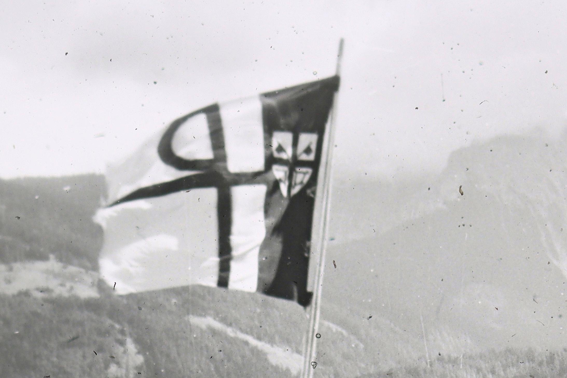 Das alte Banner der Pfarrjugend Maria Himmelfahrt wehte schon in den 1950er-Jahren über den Zeltlagern, hier 1953 in Matrei/Tirol. Foto: H. Rumpf