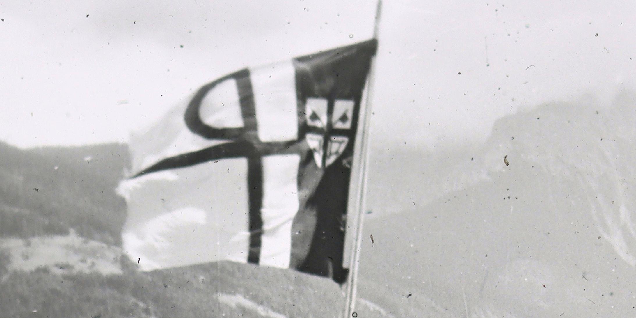 Das alte Banner der Pfarrjugend Maria Himmelfahrt wehte schon in den 1950er-Jahren über den Zeltlagern, hier 1953 in Matrei/Tirol. Foto: H. Rumpf